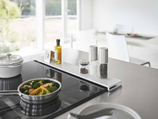 タワーのフラットタイプ排気口カバーがコンロに設置されたキッチンの写真