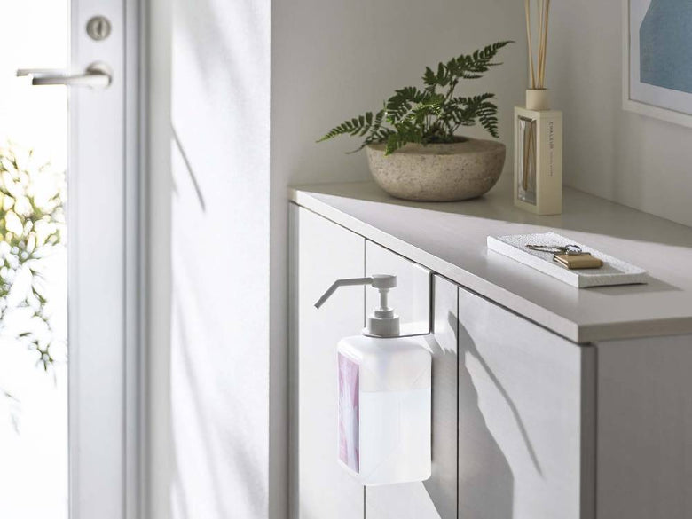 浴室に設置されたスマートのブラックボトルホルダー