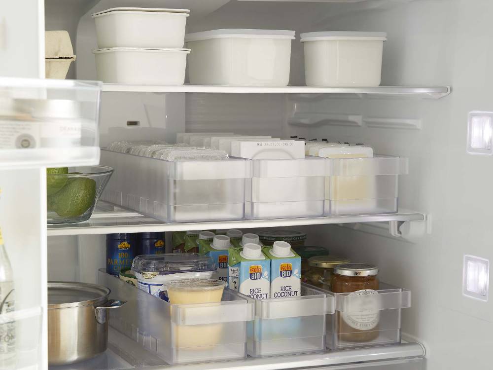 タワー冷蔵庫内の仕切り付き収納ケース