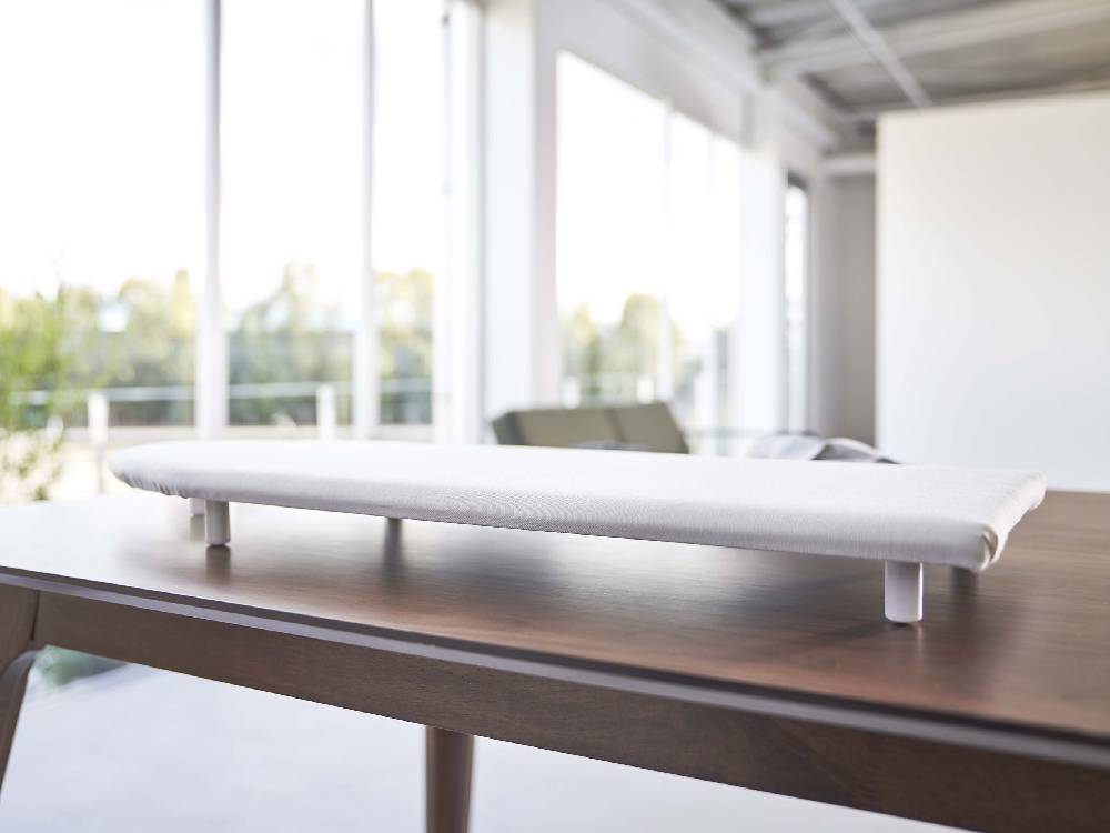 デスク上に置かれたtowerの舟型アイロン台