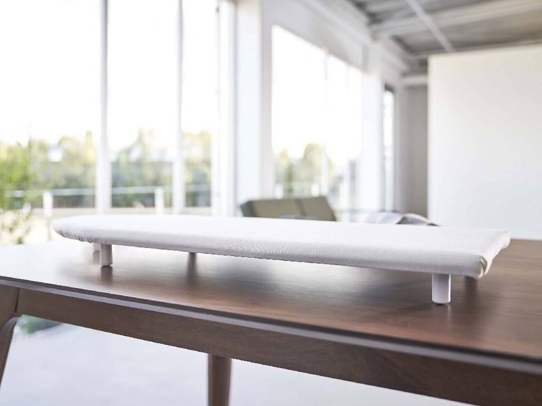 デスク上に置かれたtowerの舟型アイロン台