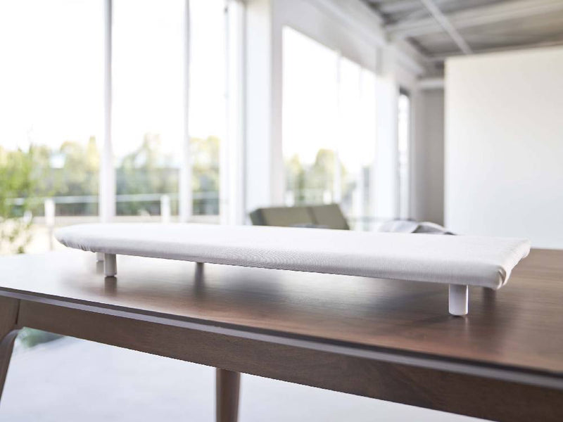 デスク上に置かれたtowerの舟型アイロン台