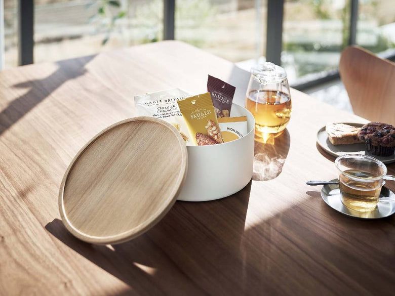 RIN蓋付き収納ケースにカップや皿が入っている