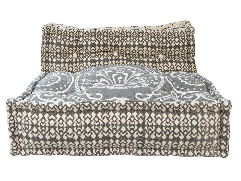 カラフルなクッションが配置されたブロックマルチソファ