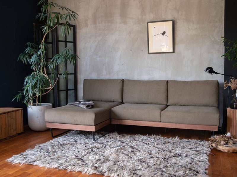 adepecheウェルメブラウンソファが置かれたリビングルーム