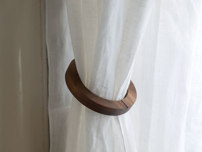 天然木製のウッドリングタッセルがカーテンに掛かっている様子