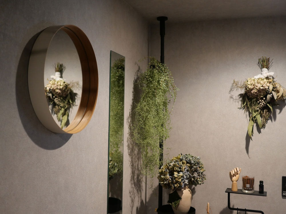 TEORIのZEROミラーと花束が飾られた様子