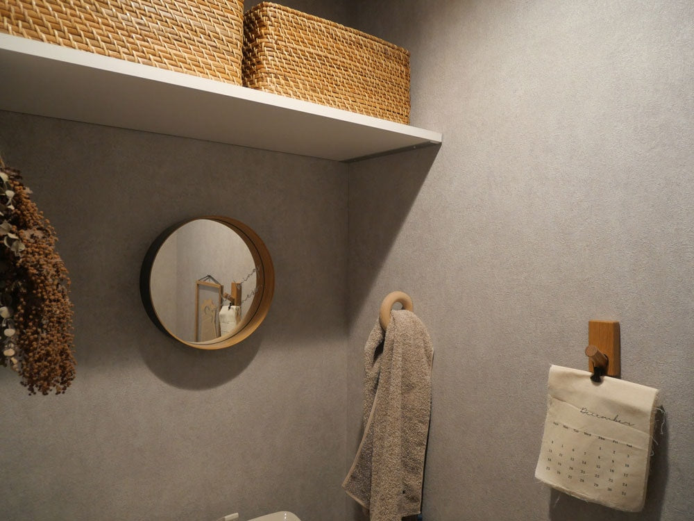 棚に置かれたテオリZEROミラーとタオル