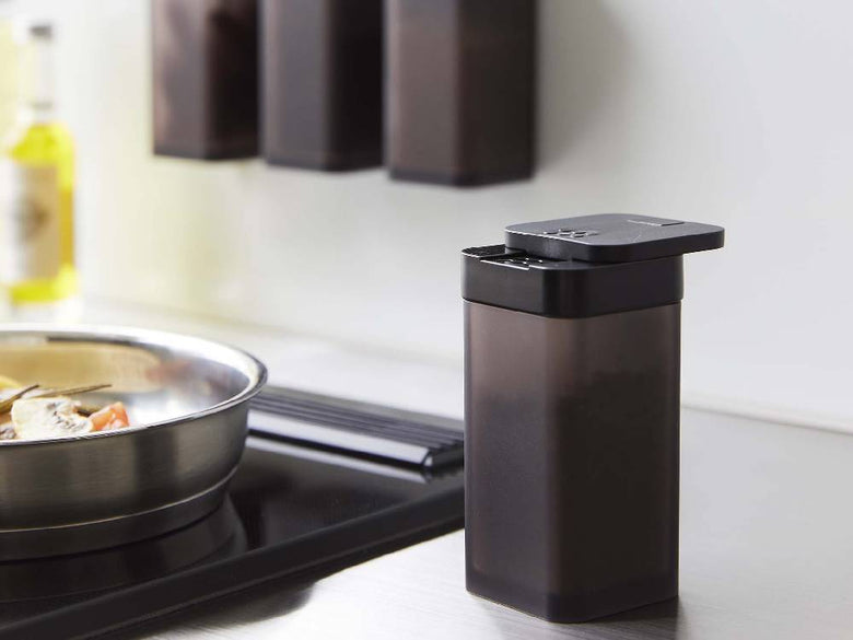 tower製 黒のマグネットスパイスボトル