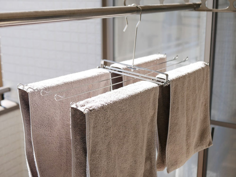 下村企販の銀色折りたたみタオルハンガー