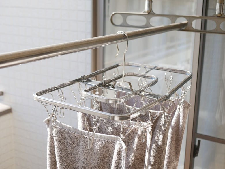 ステンレス製24ピンチハンガーが棚に掛かっている