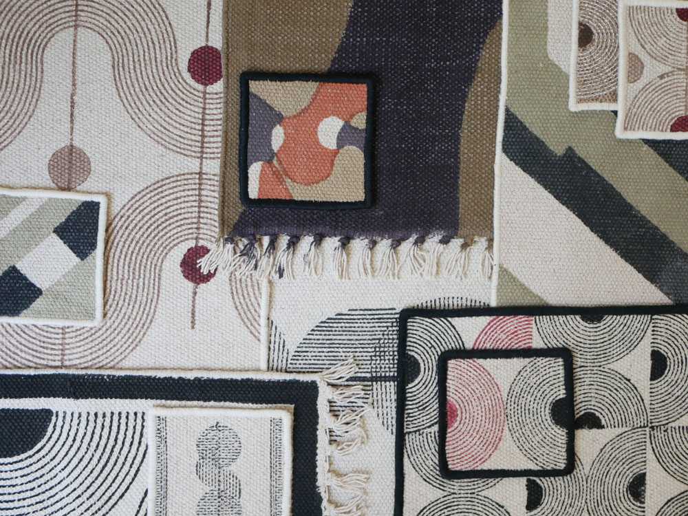 グレーのパッチワークラグとリネン製テーブルファブリックセット