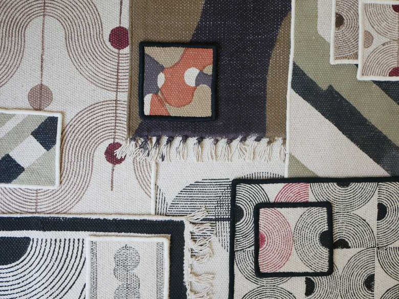 グレーのパッチワークラグとリネン製テーブルファブリックセット