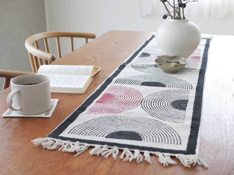 ランチョンマット、コースター、テーブルランナーが並ぶアデペシュ製アクセントセット