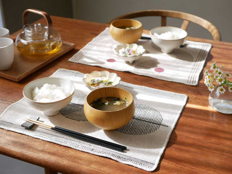 アクセントになるテーブルファブリックと食器のセット