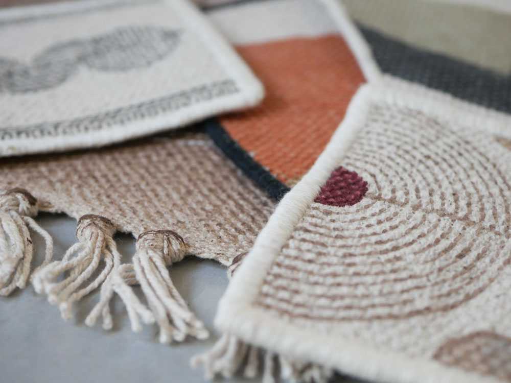 ブラウンのテーブルランナー、マット、コースターセット