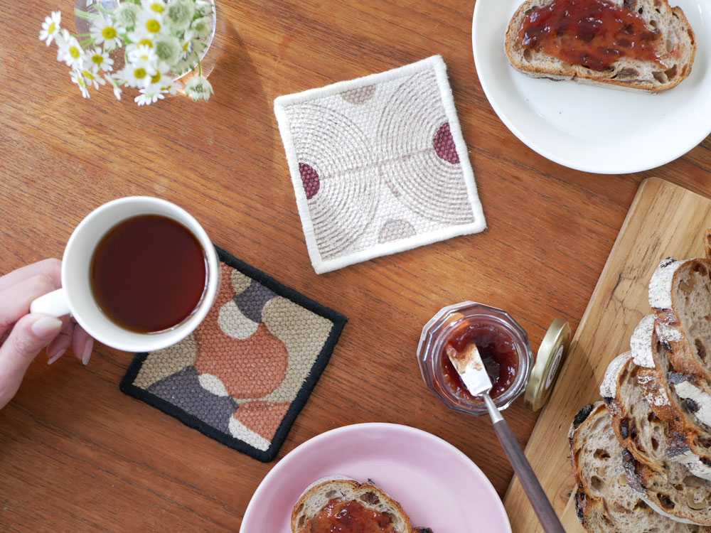 アデペシュのテーブルファブリック上に配置された食器と飲み物