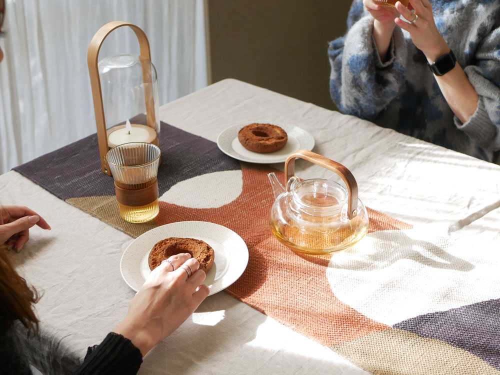 アデペシュのランチョンマットとコースターを使用したテーブルセット