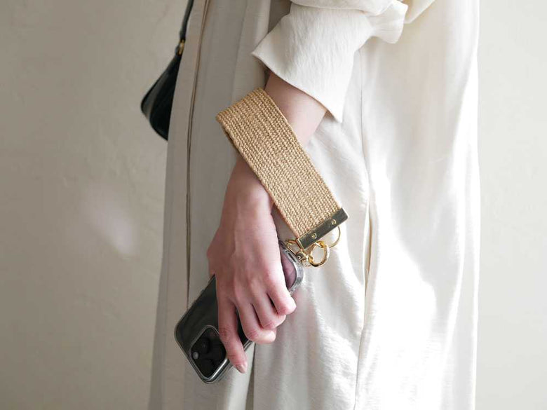 【CHIGNON/シニヨン】スマホハンドストラップ