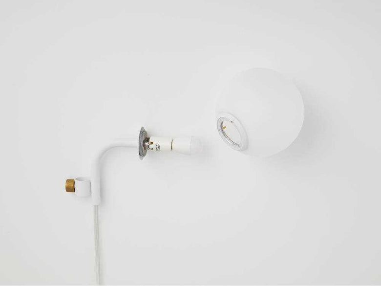 シルバーの縦型壁掛け球形ランプ