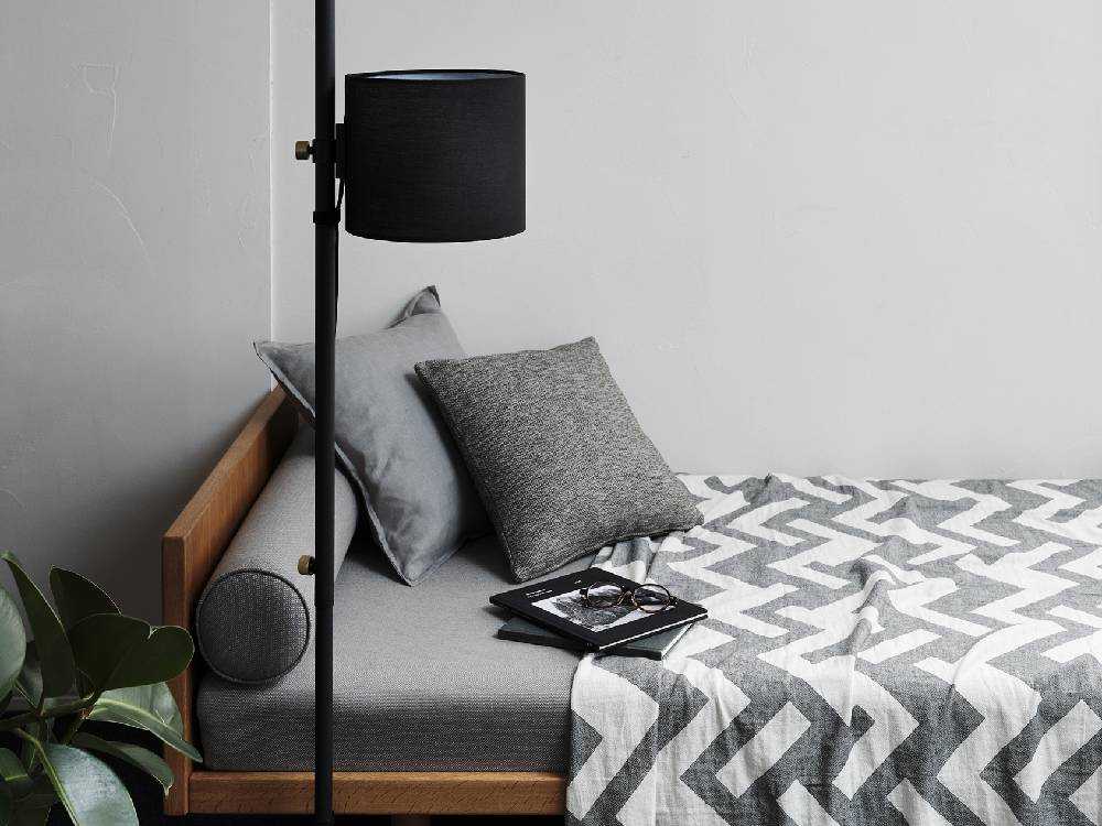 「026 Fabric Lamp」布ランプが配置されたモダンな寝室