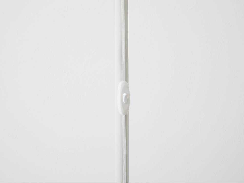 垂直に設置された白色ドローアライン026布製ランプ