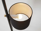 布製シェードと真鍮部分を持つ垂直取付ランプ