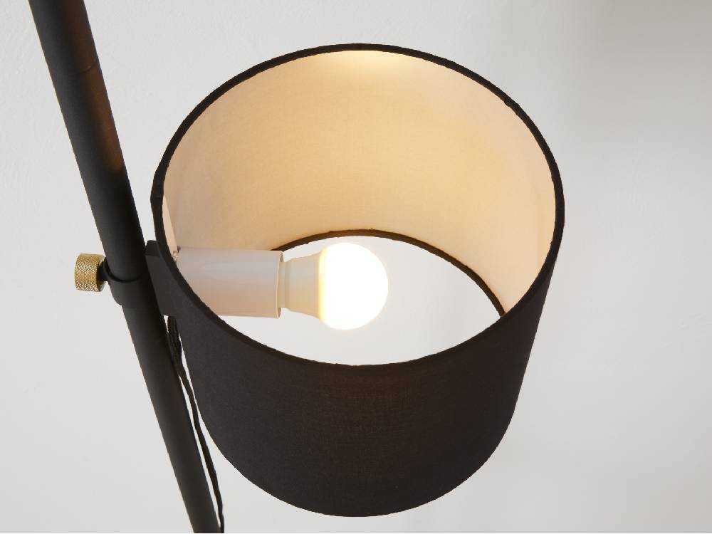 布製シェードと真鍮部分を持つ垂直取付ランプ