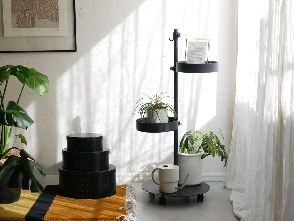 うごくプランターラックに花鉢と花瓶が配置された植物ディスプレイ