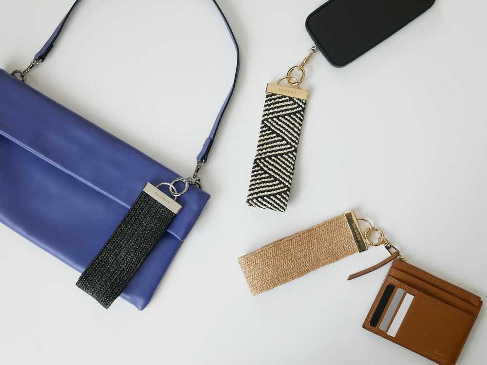 CHIGNONのスマホハンドストラップとクリアホルダー