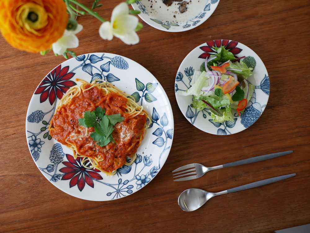 Arabiaルノサマーレイの陶器プレートと野菜料理