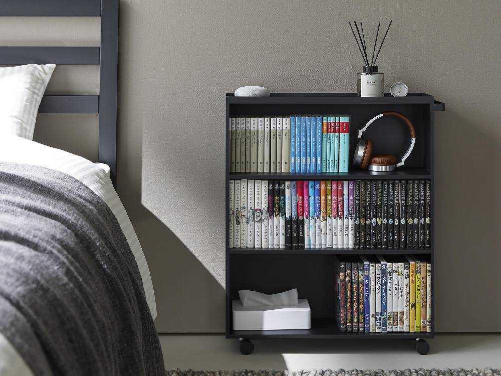 ハンドル付き白色タワー型コミックラック