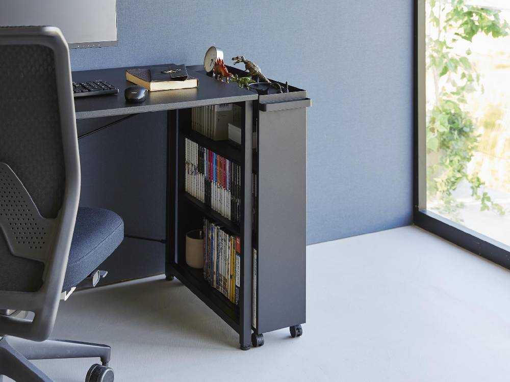 ハンドル付きの白色タワー型コミックラックの正面図