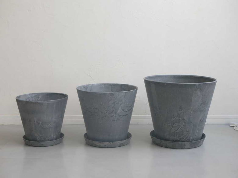 灰色のセラミック製プラントポットとソーサー