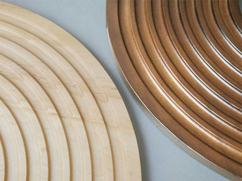 螺旋模様と銅装飾のブラウン木製プラントテーブル