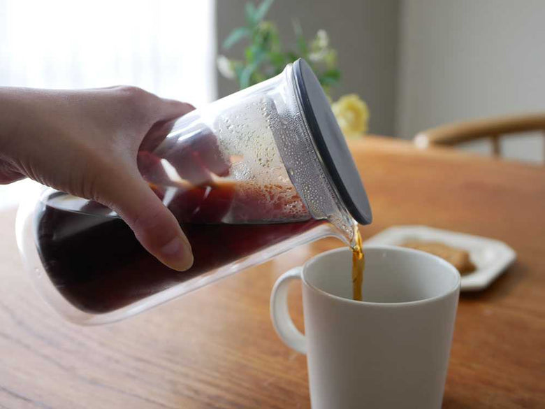 mana（マーナ）ダブルウォールカラフェに注がれた飲み物