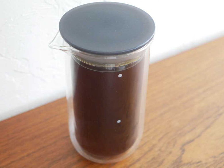 【mana/マーナ】ダブルウォールカラフェに液体が入っている