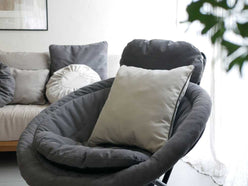 グレーのキャンバスクッションが配置されたリビングルーム