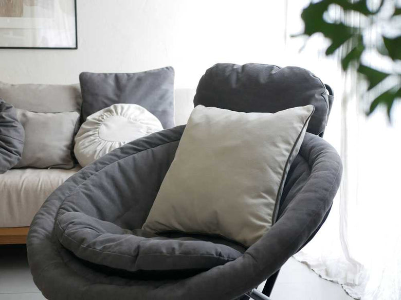 グレーのキャンバスクッションが配置されたリビングルーム