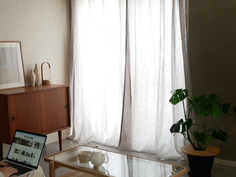 麻100%のリネンカーテン2枚が窓に掛かった室内