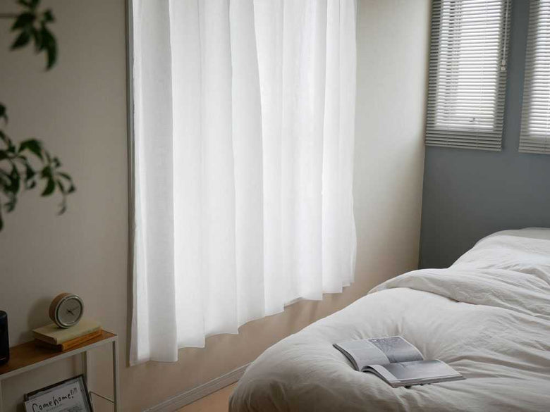 麻100%リネンカーテンが窓に掛かった寝室