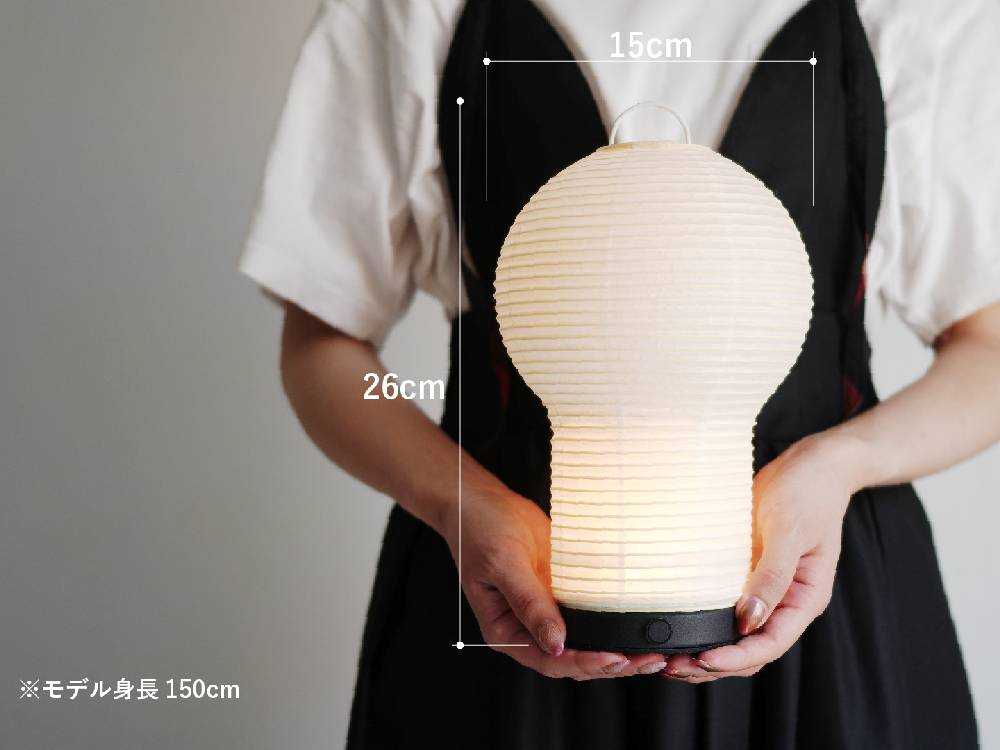 マネキンに飾られた和紙ポータブルランプ