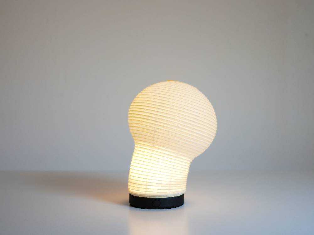 和紙とスチールのポータブルランプ「ボボリ」