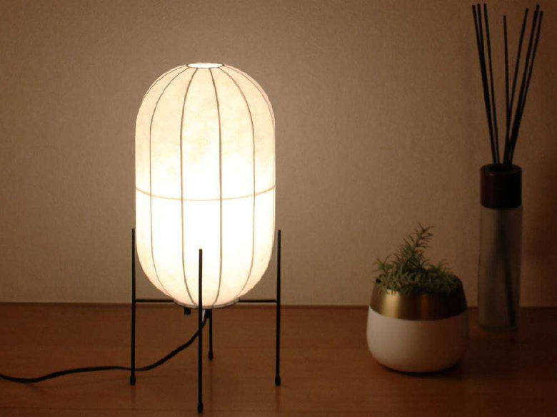 スチールと越前和紙を使ったDI CLASSEのテーブルランプ