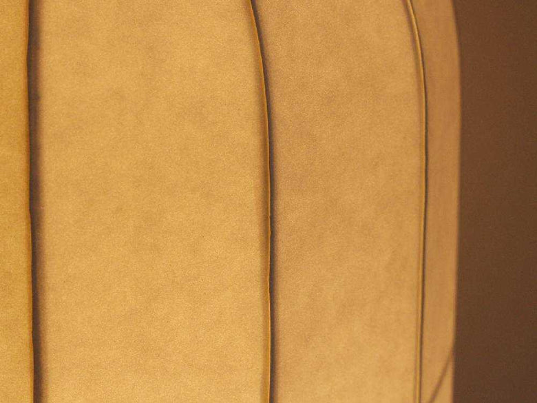 黄色、茶色、オレンジのディクラッセオーエイチテーブルランプ