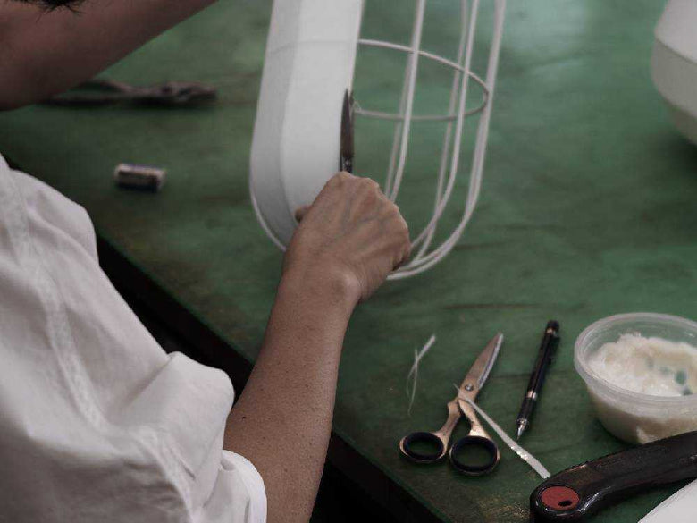 和紙とスチール製のDI CLASSE OHテーブルランプ