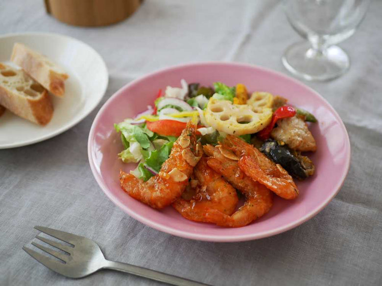 イッタラティーマプレートに海老と野菜が盛られた食卓