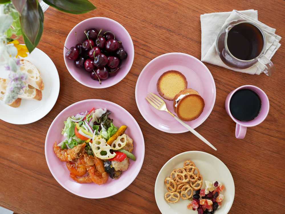 iittalaティーマプレートに果物と朝食を盛り付けた様子