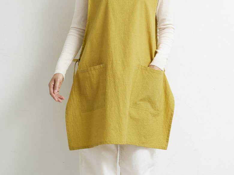 黄色のポケット付きビブエプロン