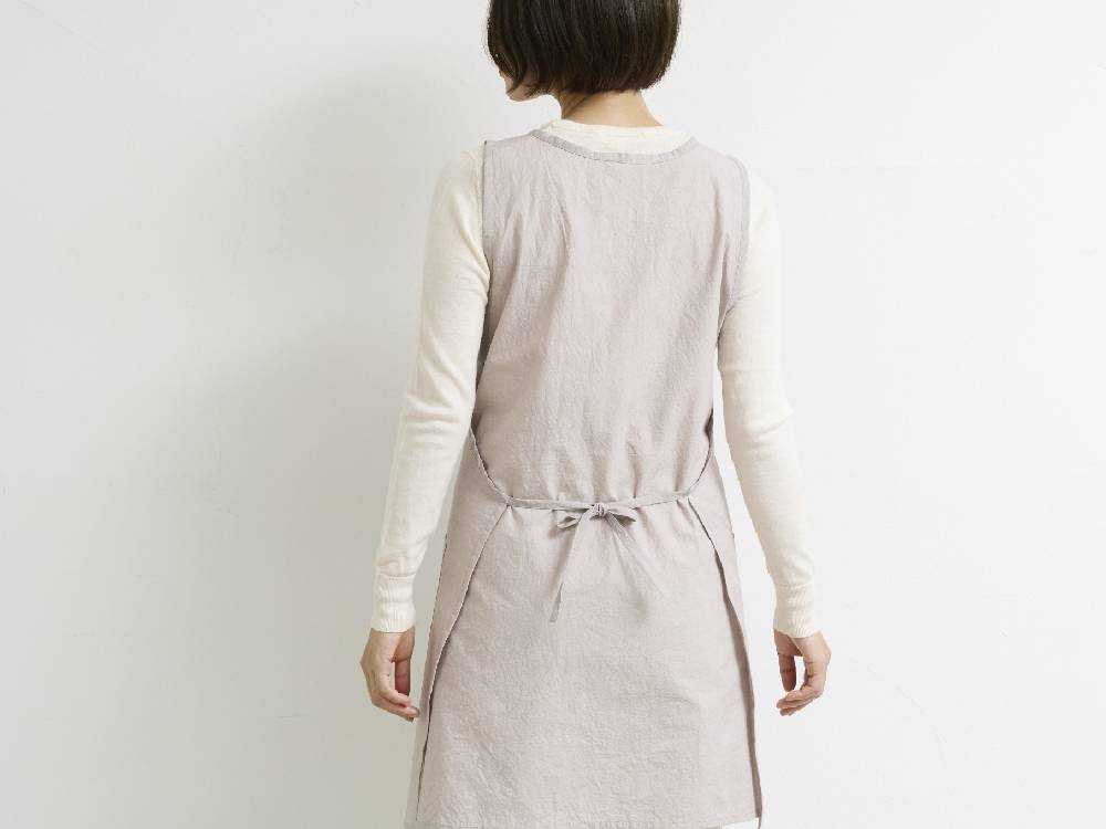 ハンガーに掛かったSUNNY LOCATIONビブエプロン